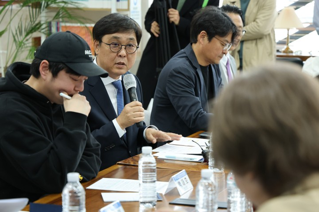 최휘영 문화체육관광부 장관이 14일 서울 중구 엠플라자에서 열린 한국 영화산업 회복을 위한 소통 간담회에서 인사말을 하고 있다. [연합뉴스]