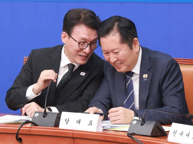 김민석(왼쪽부터) 국무총리와 정청래 더불어민주당 당대표가 지난 3월 22일 국회 본청에서 열린 고위당정협의회에 참석해 대화를 나누고 있다.[연합뉴스 사진]