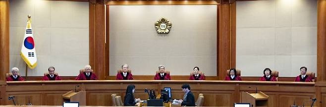 헌법재판소장를 비롯한 헌법재판관들이 지난 3월 26일 오후 서울 종로구 헌법재판소 대심판정에서 3월 심판사건 선고를 위해 자리에 앉아 있다. 뉴시스