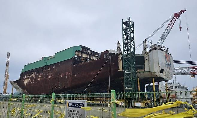 지난 10일 전라남도 목포신항에 임시 거치돼 있는 세월호.