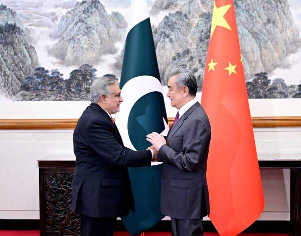 지난 1월4일 왕이 중국 외교부장(장관)이 베이징에서 이스하크 다르 파키스탄 외교장관을 만나 인사하고 있다. 중국 외교부 누리집 갈무리