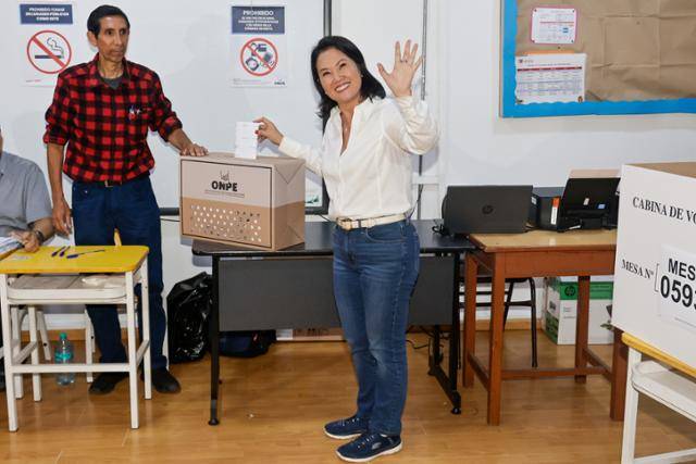 게이코 후지모리 민중의힘 대선 후보가 12일(현지시간) 페루 리마의 한 투표소에서 투표하고 있다. 이날 2031년까지 페루를 이끌 대통령과 국회의원 290명을 뽑는 총선이 치러졌다. 리마=AP뉴시스