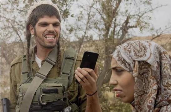 이탈리아 시사 잡지 레스프레소(L'espresso) 최근호 표지에 실린 사진. 이스라엘 군인이 팔레스타인 여성을 휴대폰으로 찍으며 괴롭히는 듯한 모습이 담겨 전 세계 사회관계망서비스(SNS)에 확산됐다.