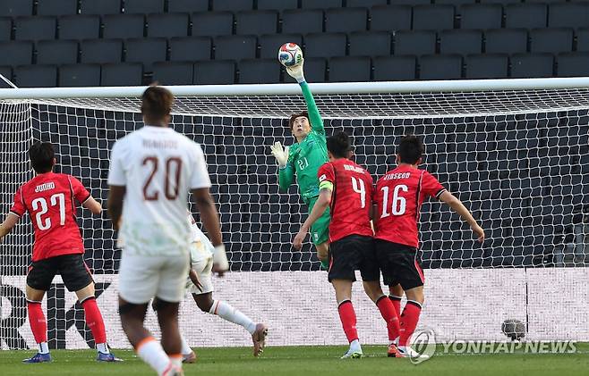 선방하는 조현우_(밀턴킨스[영국]=연합뉴스) 최재구 기자 = 한국 축구국가대표팀 골키퍼 조현우가 28일(현지시간) 영국 밀턴킨스 스타디움 MK에서 열린 코트디부아르와 평가전에서 선방하고 있다. 2026.3.29 jjaeck9@yna.co.kr