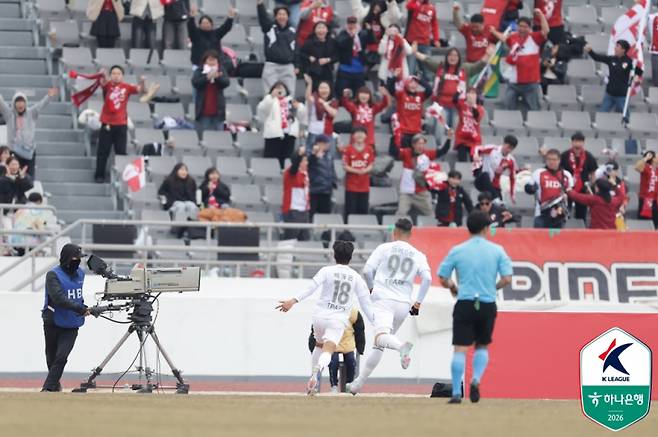 부산 백가온(18번)이 지난 3월 14일 서울E와의 K리그2 원정경기 중 득점을 터뜨린 뒤 팬들을 향해 질주하고 있다. 사진=프로축구연맹