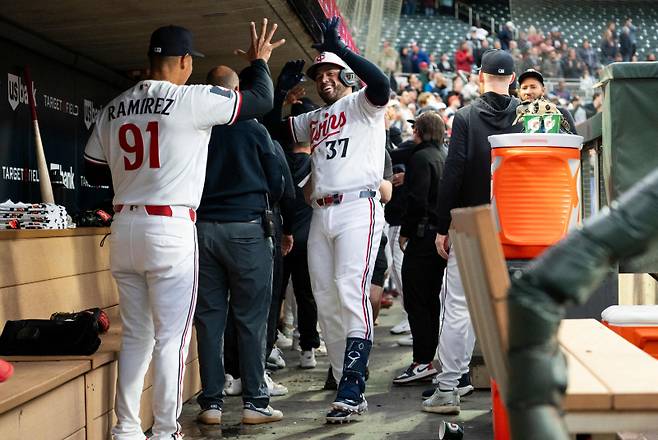 <yonhap photo-2472="">14일(한국시간) 보스턴 레드삭스와의 홈 경기에서 2호 스리런 홈런을 때려낸 빅터 카라티니(37번). [AFP=연합뉴스]</yonhap>