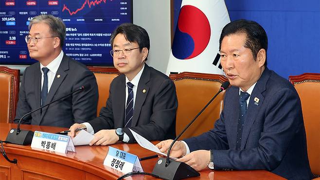 더불어민주당 정청래 대표가 14일 국회에서 열린 '착!붙 공약 프로젝트' 6·7호 공약 발표 행사에서 발언하고 있다.