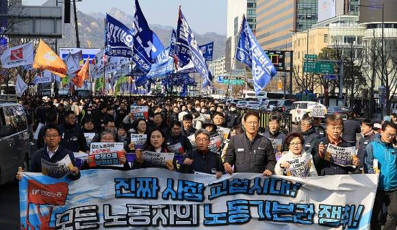 '노란봉투법'(노동조합 및 노동관계조정법 2·3조 개정 법률) 시행 첫날인 10일 서울 세종로에서 열린 민주노총 투쟁 선포대회에서 집회를 마친 민주노총 조합원 등이 행진하고 있다. 2026.3.10 [사진=연합뉴스]
