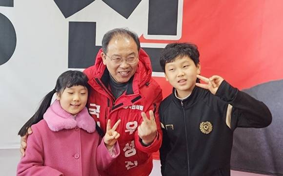 우성진 동구청장 예비후보가 선거사무소에서 어린이들과 기념촬영을 하고 있다 [사진=우성진 예비후보 사무소]