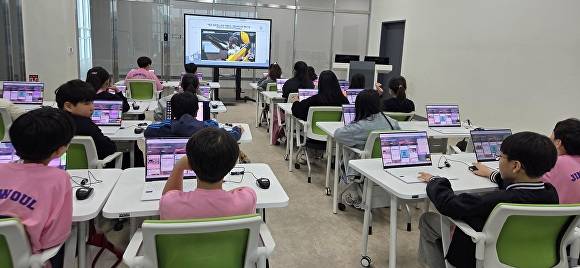 광주 진월초등학교 5학년 1반 학생들이 인공지능 기술로 자신의 자세 데이터를 분석하는 'AI 건강 지킴이' 실습에 참여하고 있다. [사진=광주광역시교육청]
