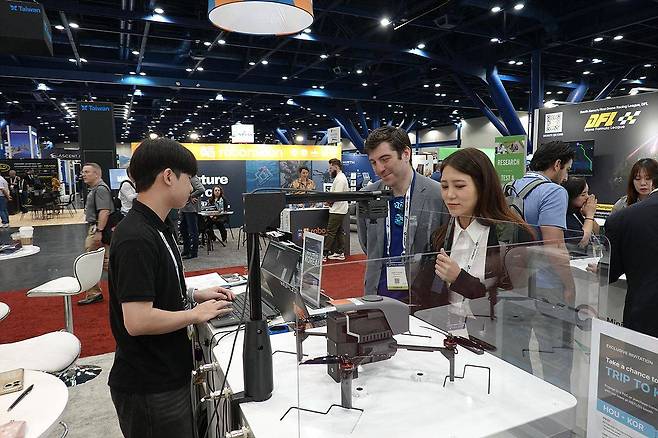 해외 업계 관계자에게 기술을 소개하는 위플로 / 출처=위플로