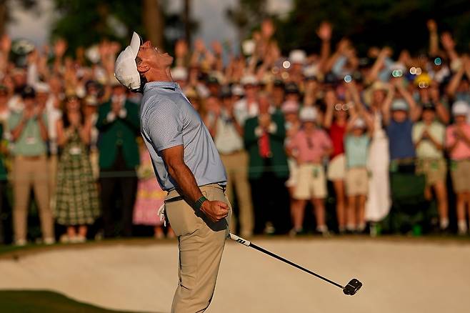 로리 매킬로이가 12일(현지시간) 끝난 마스터스에서 우승을 확정하고 포효하고 있다. 역대 4번째로 이 대회 2연패의 주인공이 됐다. [AP=연합뉴스]