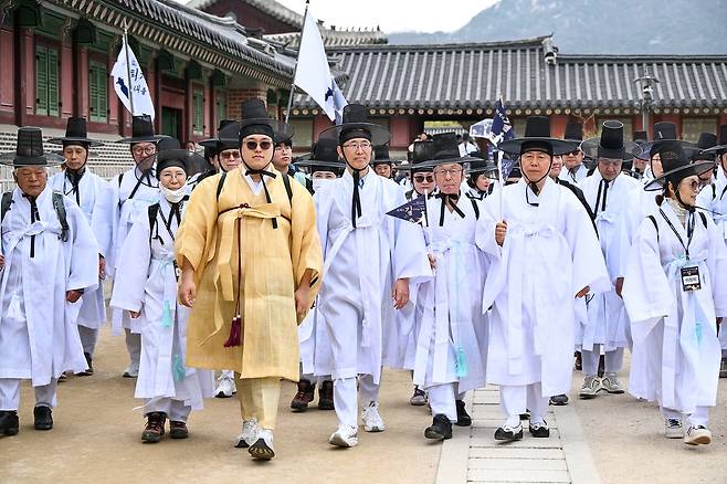 지난달 30일 행사 참가자들이 서울 경복궁을 출발해 안동 도산서원으로 향하고 있다. [사진 경북도]