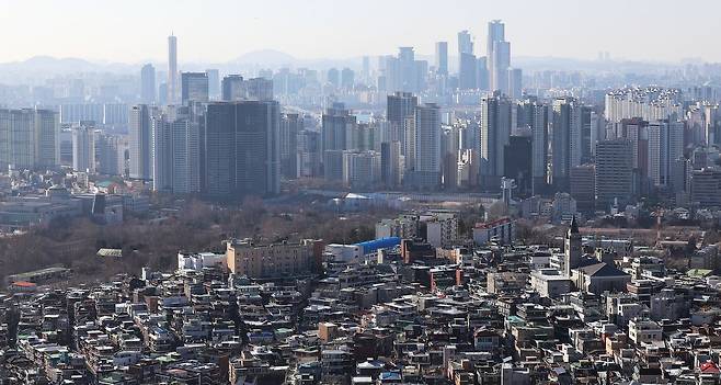 지난 1월 서울 남산 전망대에서 바라본 시내의 모습. 아파트와 저층주거지로 양분되어 있다. 연합뉴스