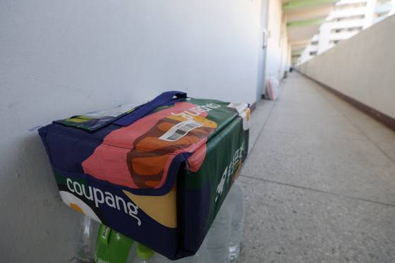 서울 시내 한 아파트 복도에 쿠팡 프레시백이 놓여 있다. 연합뉴스