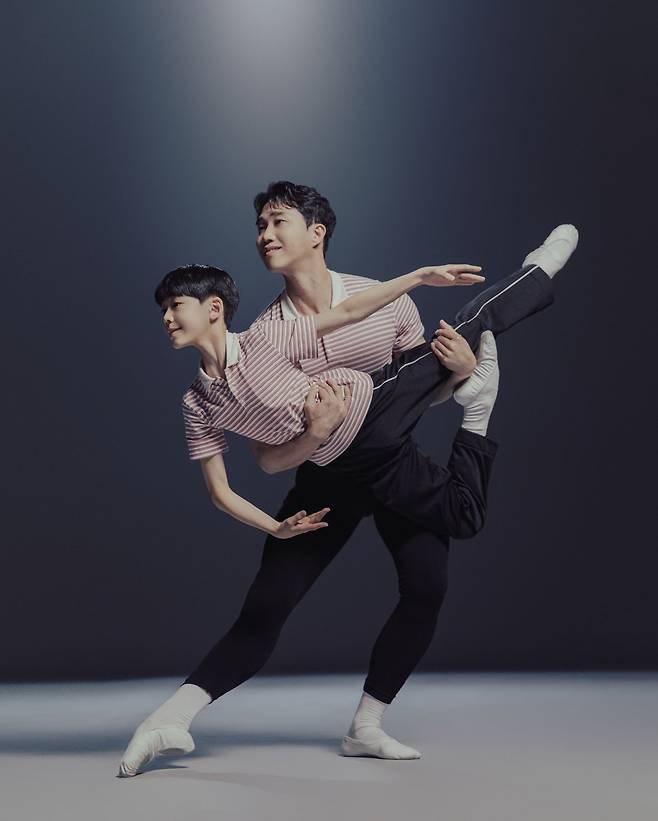 지난 12일 개막한 ‘빌리 엘리어트’ 프리뷰 공연에서 어린 빌리와 성인 빌리로 출연한 김승주와 김명윤. 사진 신시컴퍼니