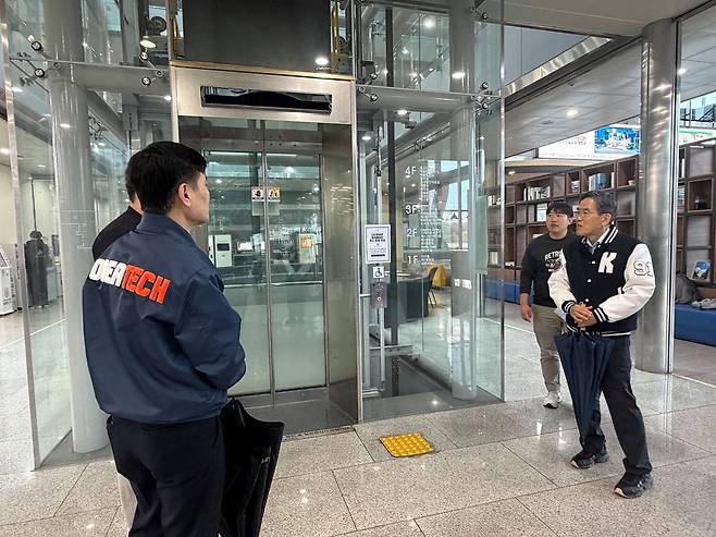한국기술교육대 유길상 총장(오른쪽)이 지난 10일 교내 시설을 돌며 에너지절감 비상대책 현장 점검을 하고 있다.