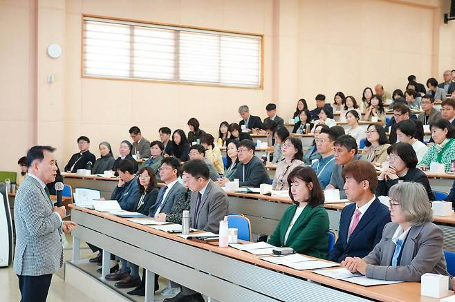 김지철 충남교육감이 교(원)장 자격 연수 현장을 찾아 인사말을 하고 있다. [사진 김지철 페이스북]