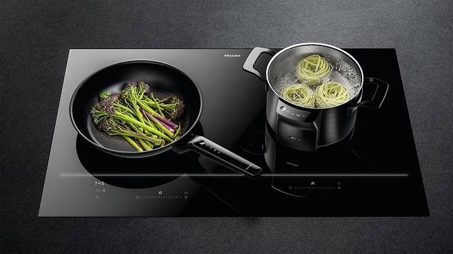 지능형 조리 시스템 'M Sense'를 탑재한 인덕션 ‘KM 8000 시리즈’와 조리도구 ‘M Sense 쿡웨어’. / 사진=밀레