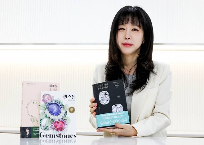 윤성원 하이 주얼리 스페셜리스트가 서울 중림동 한국경제신문에서 인터뷰하고 있다. 문경덕 기자