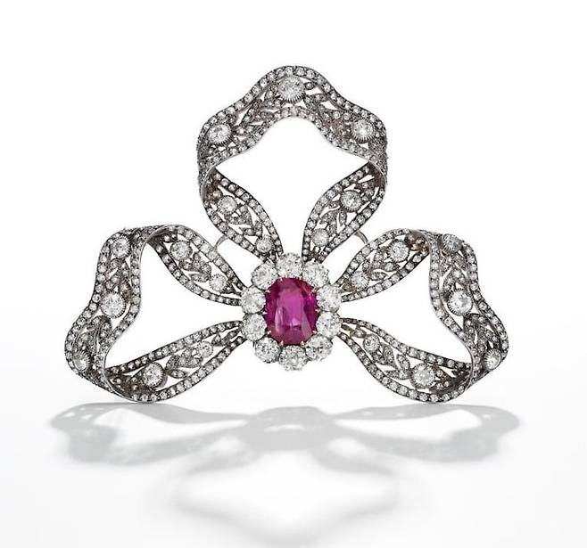 1905년 오스트리아의 프리드리히 대공이 첫 손자 샤를의 탄생을 축하하며 딸 마리아 안네 대공녀에게 선물한 루비·다이아몬드 리본 브로치. 합스부르크와 부르봉-파르마 두 왕가의 혈연과 기억이 얽혀 있는 보석이다. 비가열 미얀마산 루비가 사용됐다. ©Sotheby's