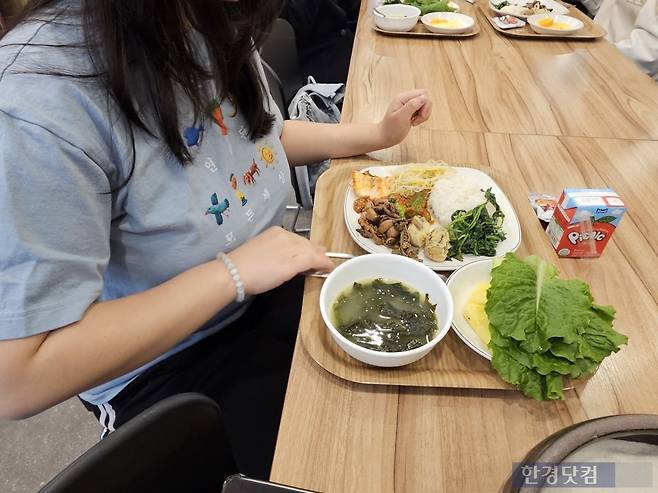 지난 7일 낮 12시경 서울 동대문구 회기동 연화사 식당에서 무료 점심을 먹고있던 대학생 김정연 씨(22)가 올해 불교박람회에서 산 불교 티셔츠를 입고 있다. /사진=박수빈 기자