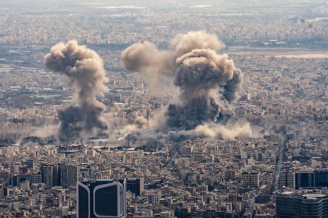 3월 8일 이란 테헤란에서 미국과 이스라엘의 공습으로 추정되는 공격 이후 주거 지역 위로 거대한 연기 기둥이 치솟고 있다. 사진=UPI·연합뉴스
