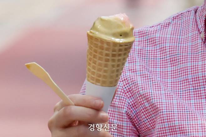 서울 낮 최고 기온이 30도 가까이 오르는 초여름 날씨를 보인 14일 서울 중구 청계천에서 한 시민이 아이스크림을 손에 쥐고 있다. 한수빈 기자