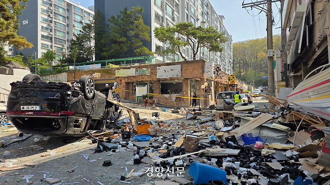 충북 청주시 흥덕구 봉명동 한 상가에서 지난 13일 새벽 3시 59분쯤 가스 누출로 추정되는 폭발사고가 발생해 16명이 다쳤다. 사진은 사고 현장 모습. 이삭 기자.