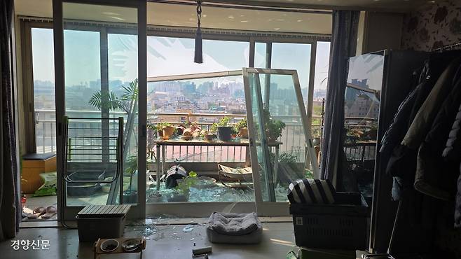 가스 폭발 사고 충격으로 인근 아파트의 거실과 베란다의 창호가 떨어져나간 모습.