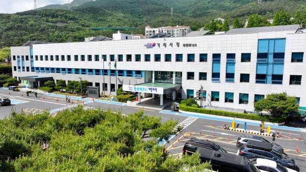 조선도시인 경남 거제시가 외국인 증가에 따른 언어 장벽 해소를 위해 통·번역 서비스를 확대 추진한다. 거제시청 전경. 국제신문DB