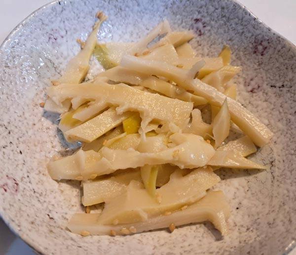 죽순을 무친 나물.