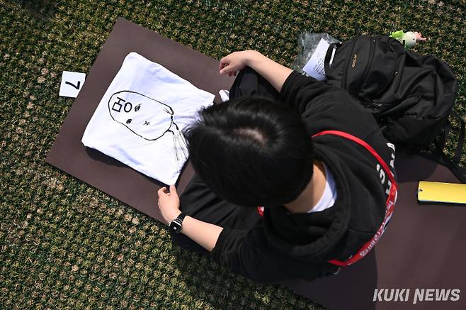 14일 서울 광화문광장에서 열린 ‘2026 광화문 멍때리기 대회’에서 한 참가자가 멍하니 앉아 있다.