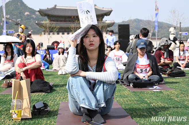 14일 서울 광화문광장에서 열린 ‘2026 광화문 멍때리기 대회’에서 참가자들이 멍하니 앉아 있다.