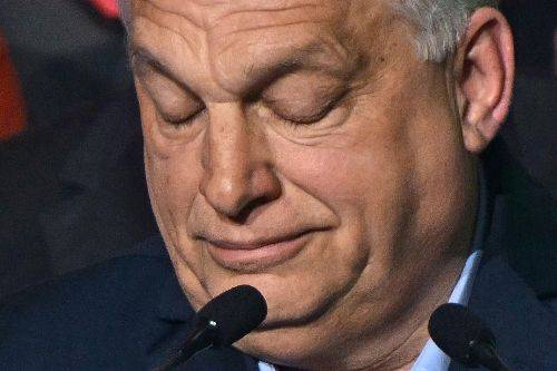 12일(현지시간) 발나 센터에서 여당 피데스가 55석에 그치자 빅토르 오르반 총리가 굳은 표정으로 단상에 올라 패배를 인정하는 모습. AFP연합뉴스