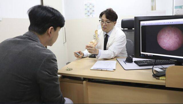 건국대병원 비뇨의학과 김아람 교수가 30대 신경인성 방광 환자에게 방광 내시경 이미지를 보여주며 자가 도뇨에 대해 설명하고 있다. 건국대병원 제공