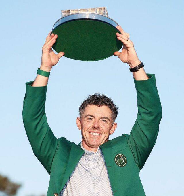 로리 매킬로이가 12일(현지시간) 미국 조지아주 오거스타 내셔널GC에서 열린 제90회 마스터스 토너먼트 최종 라운드에서 승리한 뒤 마스터스 우승자의 상징인 그린 재킷을 입고 트로피를 들어 올리고 있다. AFP연합뉴스