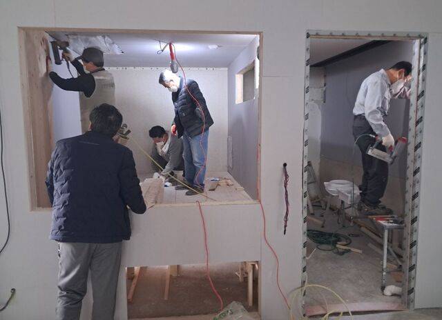 성락성결교회 성소사랑팀이 2023년 서울 서초구 임마누엘선교교회에서 리모델링을 진행하고 있다. 성락성결교회 제공