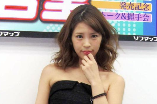 일본 유명 배우 고 사카구치 료코의 딸이자 전직 배우인 사카구치 안리가 절도 혐의로 체포된 후 석방됐지만 건강 악화와 생활고 등을 겪고 있는 것으로 알려졌다. [사진출처 = 시나뉴스]