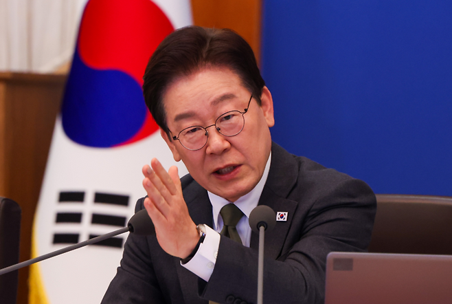 이재명 대통령이 14일 오전 청와대에서 열린 제16회 국무회의 겸 제5차 비상경제점검회의에서 발언하고 있다. [청와대사진기자단]