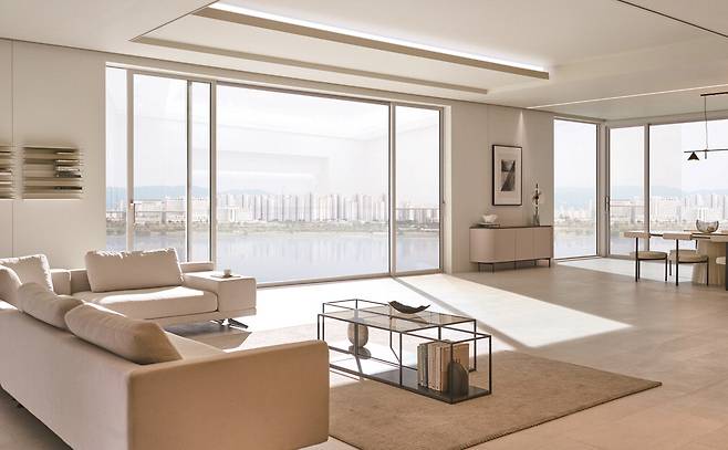 LX Z:IN(지인)의 고단열 창호 '뷰프레임'을 시공한 거실 모습. LX하우시스