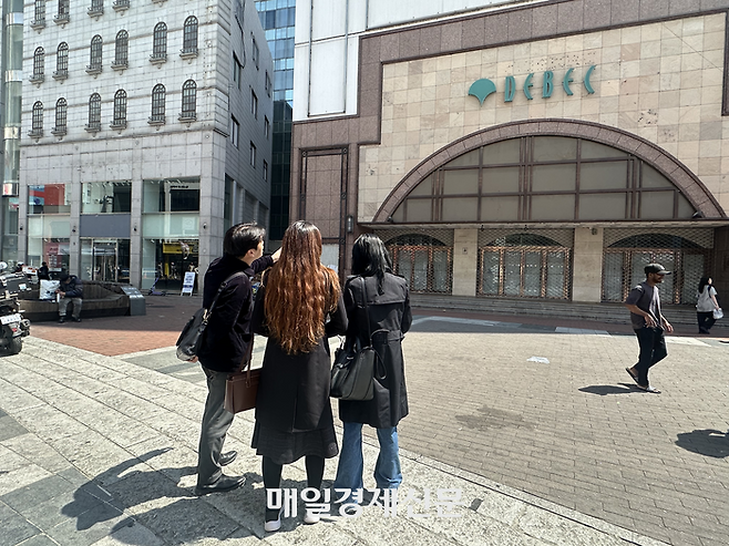 13일 한국정당학회 소속 도묘연 계명대 교수, 진희원 영남대 교수와 함께 방문한 대구백화점 앞 광장의 모습. ‘대백 앞’은 대구 시민들에게 약속장소의 대명사였지만, 지금은 셔터가 내려진 채 아무도 찾지 않는 곳이 되었다. 바로 옆 건물도 비워진 채 새 입주상점을 기다리고 있었다. [대구=최희석 기자]