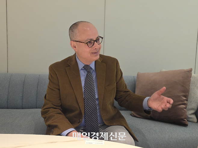 2025년 노벨화학상 수상자인 오마르 야기 UC버클리 교수가 매일경제 인터뷰에서 “과학이 역사를 진보시킨다”고 말하고 있다. [최원석 기자]