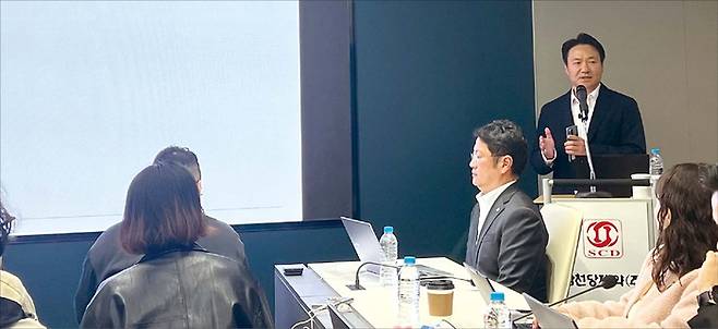 삼천당제약 기자간담회 질의응답 도중 석상제 디오스파마 대표가 나서 답변을 대신했다. 디오스파마는 삼천당제약의 사업 파트너사로, 삼천당제약과 직접적인 관계는 없다. (이채원 기자)