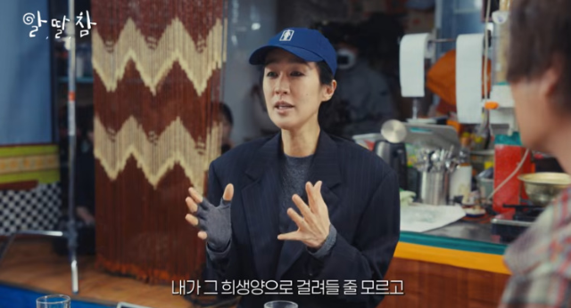 방송인 홍진경이 후배 조세호, 남창희와의 유쾌한 에피소드는 물론, 이혼 후 한결 편안해진 속마음을 가감 없이 털어놓으며 대중의 이목을 집중시키고 있다. 사진=유튜브 채널 ‘알딸딸한참견’