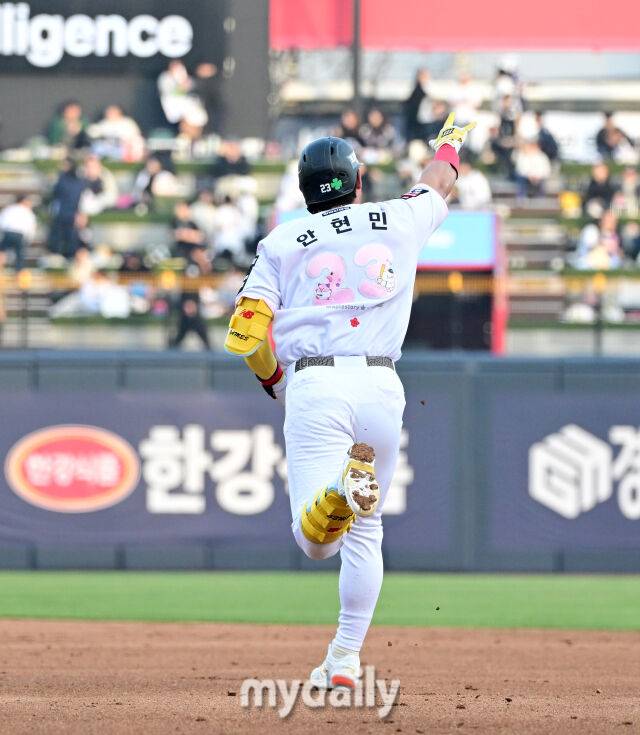 2026년 4월 11일 오후 경기도 수원KT위즈파크에서 열린 '2026 신한 SOL KBO리그' 두산 베어스와 KT 위즈의 경기. KT 안현민이 5회말 선두타자 홈런을 친 뒤 기뻐하고 있다./마이데일리