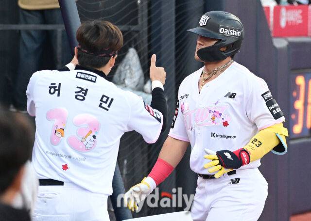 2026년 4월 11일 오후 경기도 수원KT위즈파크에서 열린 '2026 신한 SOL KBO리그' 두산 베어스와 KT 위즈의 경기. KT 안현민이 5회말 선두타자 홈런을 친 뒤 허경민의 축하를 받고 있다./마이데일리