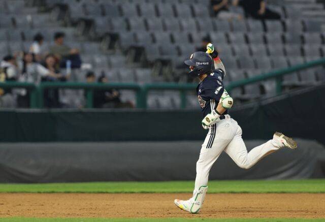 홈런을 날린 박찬호./두산 베어스