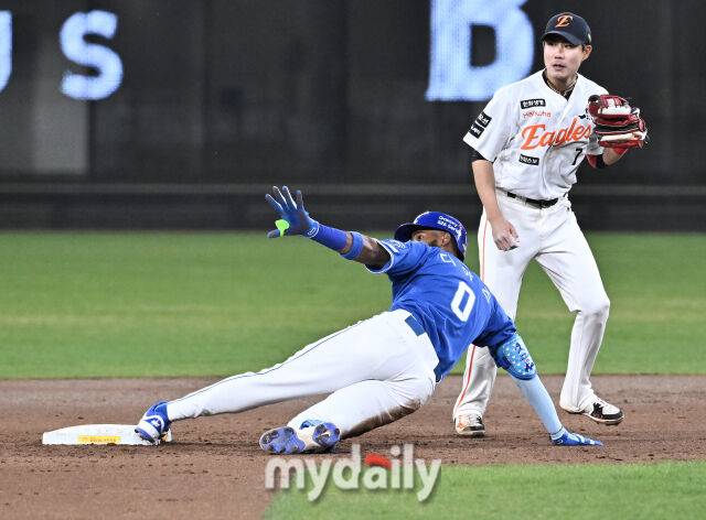 14일 오후 대전 한화생명볼파크에서 진행된 '2026 프로야구 KBO리그' 한화이글스와 삼성 라이온즈의 경기. 삼성 디아즈가 3회초 2사에서 안타를 친 뒤 2루에서 태그아웃되고 있다./대전 = 송일섭 기자
