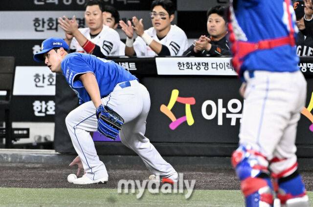 14일 오후 대전 한화생명볼파크에서 진행된 '2026 프로야구 KBO리그' 한화이글스와 삼성 라이온즈의 경기. 삼성 최원태가 4회말 1사 1,3루서 심우준의 번트 안타때 수비를 하고 있다./대전 = 송일섭 기자